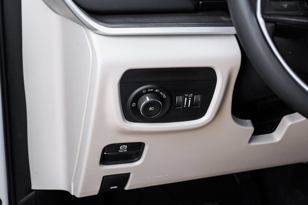Used 2023 Jeep Grand Cherokee Limited RWD image 38