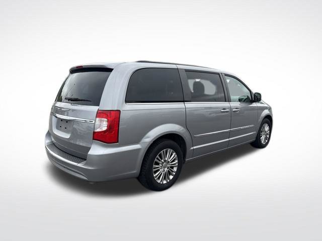 Used 2016 Chrysler Town & Country Touring w/ Driver Convenience Group FWD image 4