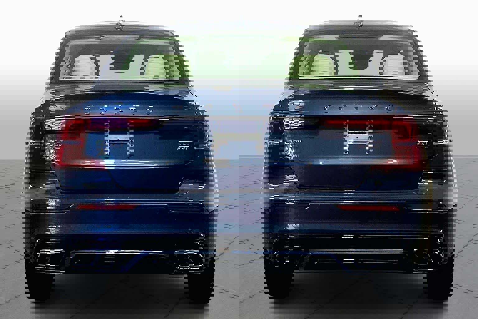 Used 2022 Volvo S60 B5 Momentum w/ Premium Package image 4