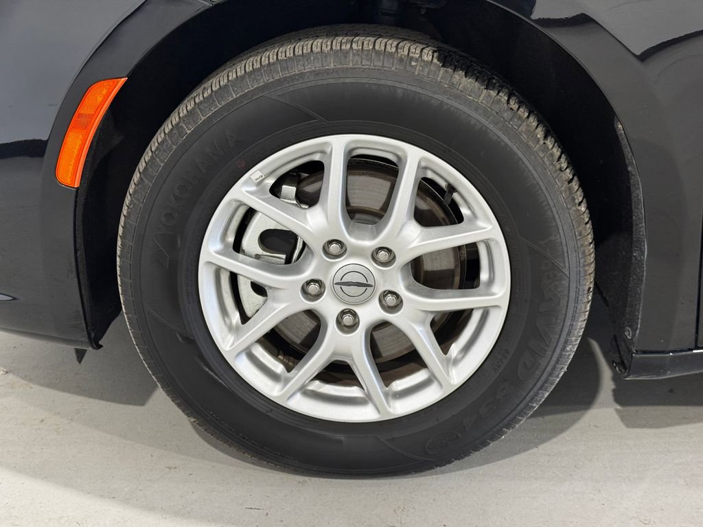 Used 2025 Chrysler Pacifica Select FWD image 8