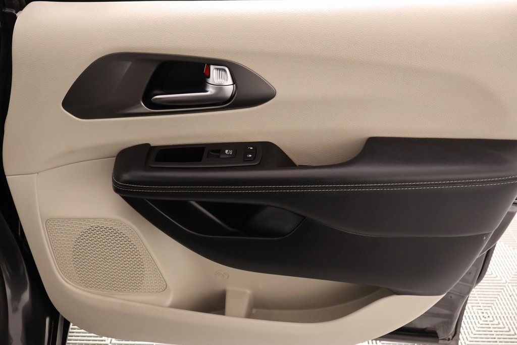 Used 2023 Chrysler Pacifica Touring-L image 15