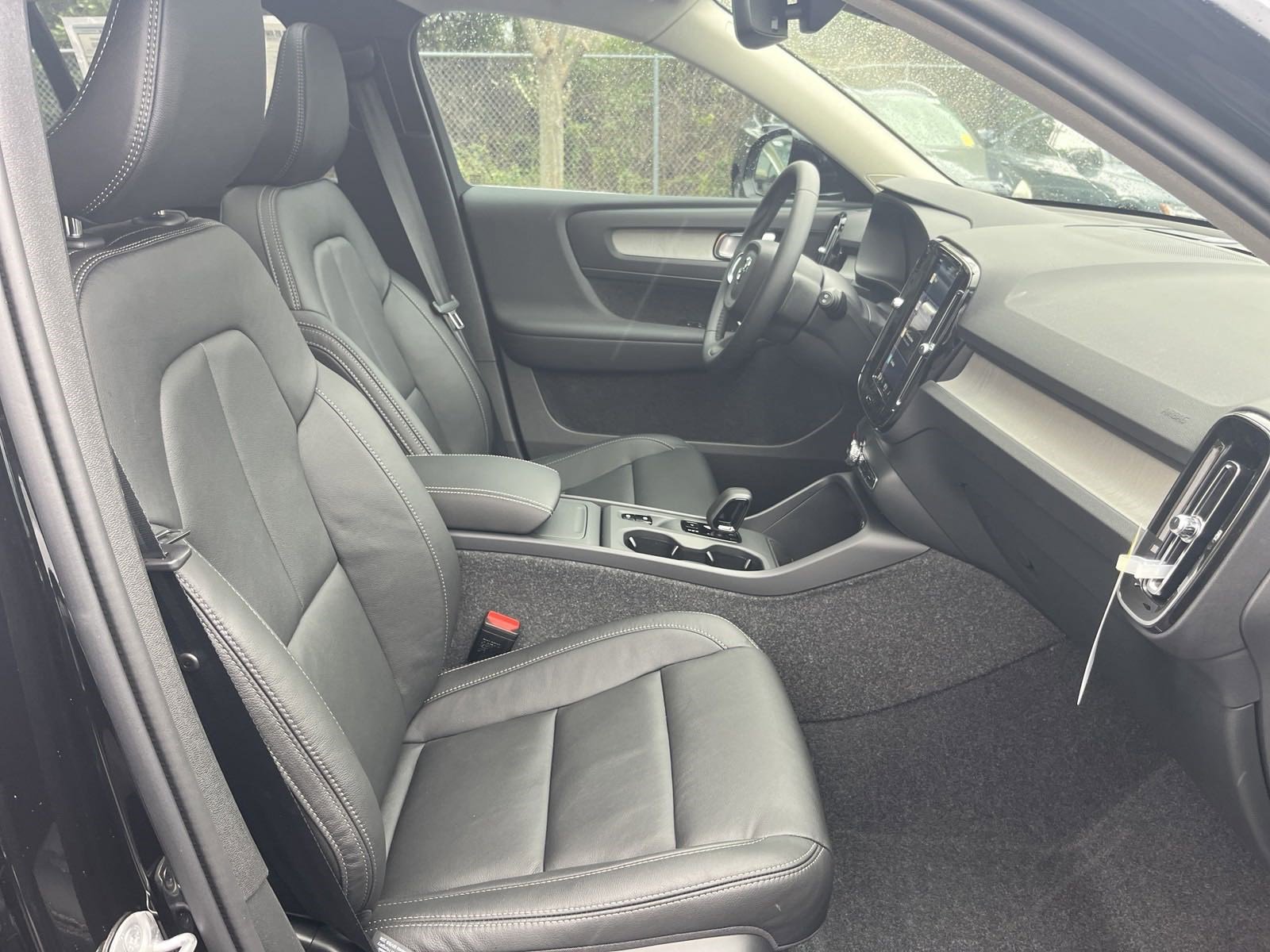 Certified 2025 Volvo XC40 B5 Core w/ Protection Package Premier image 35