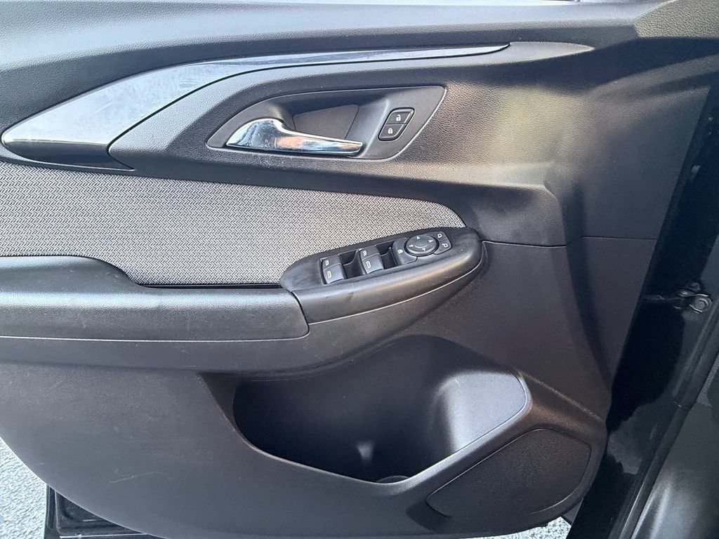 Used 2023 Chevrolet TrailBlazer LT FWD image 32