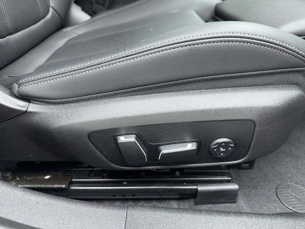 Used 2024 BMW 330i Sedan w/ Convenience Package RWD image 37