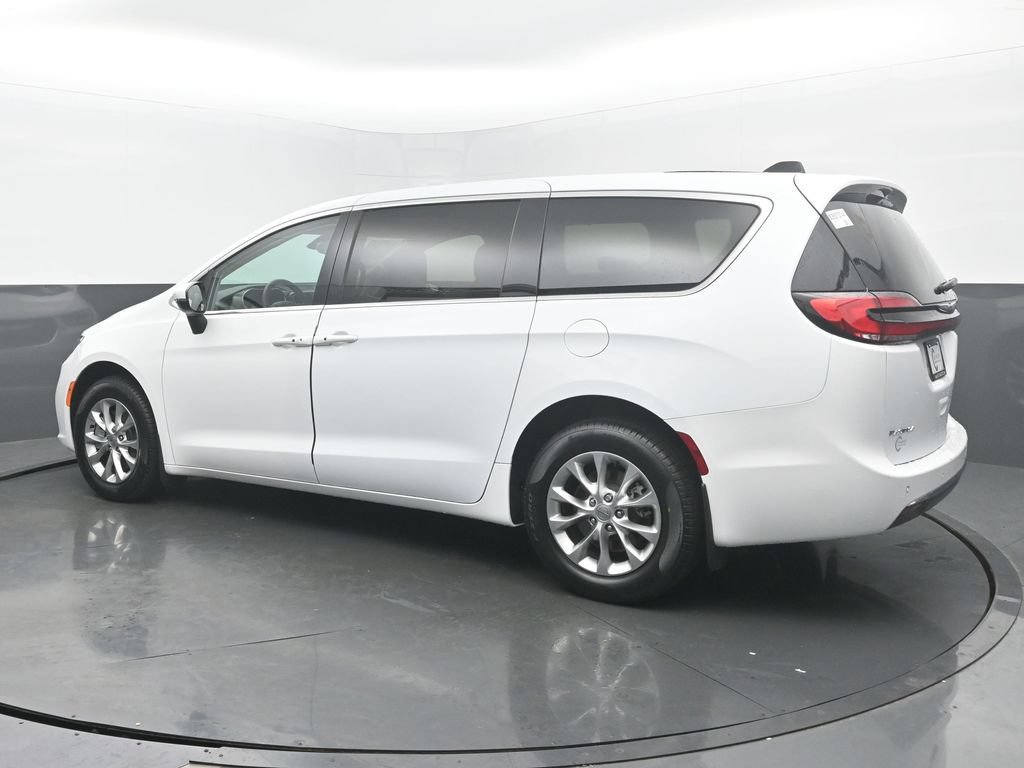 Used 2023 Chrysler Pacifica Touring-L AWD/4WD image 4