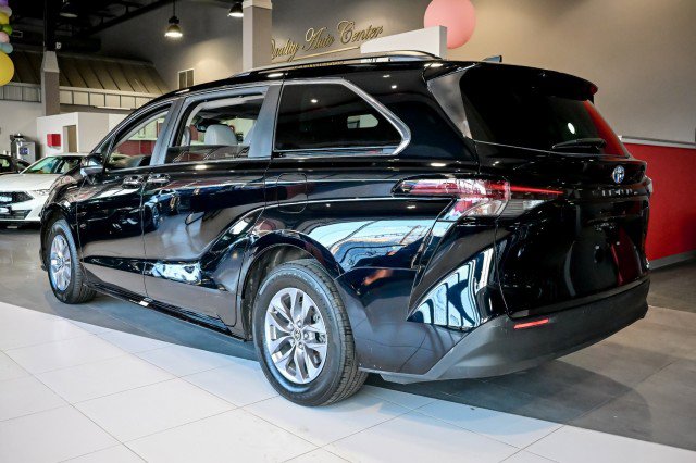 Used 2023 Toyota Sienna XLE FWD image 7