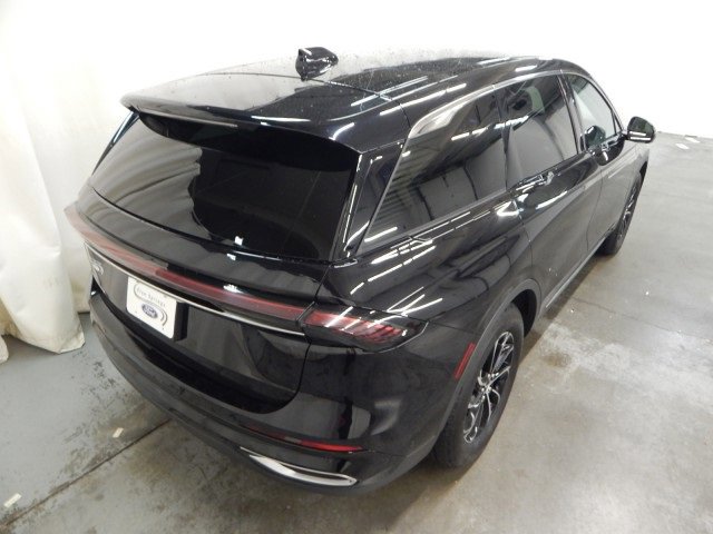 Used 2024 Lincoln Nautilus Premier image 3