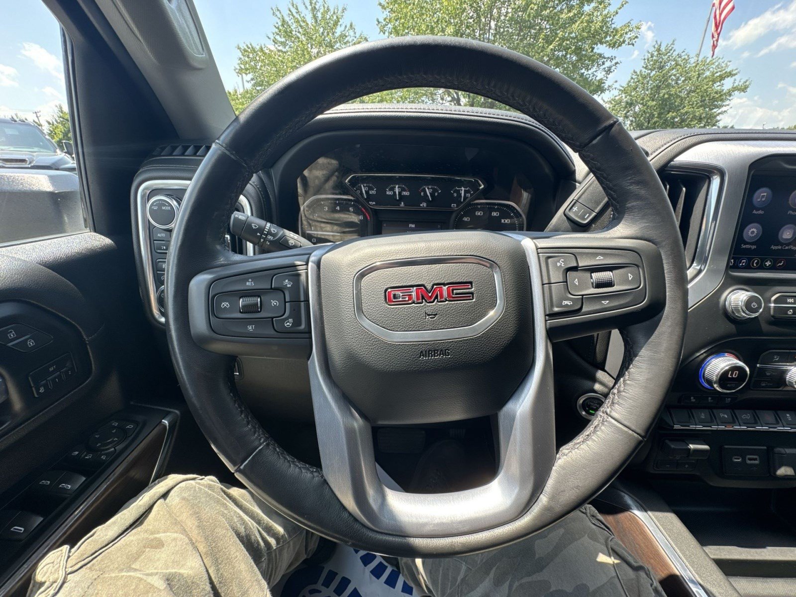 Used 2022 GMC Sierra 2500 SLT w/ SLT Convenience Package AWD/4WD image 16
