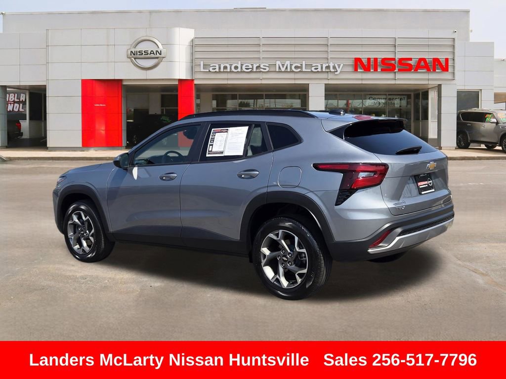 Used 2025 Chevrolet Trax LT FWD image 6