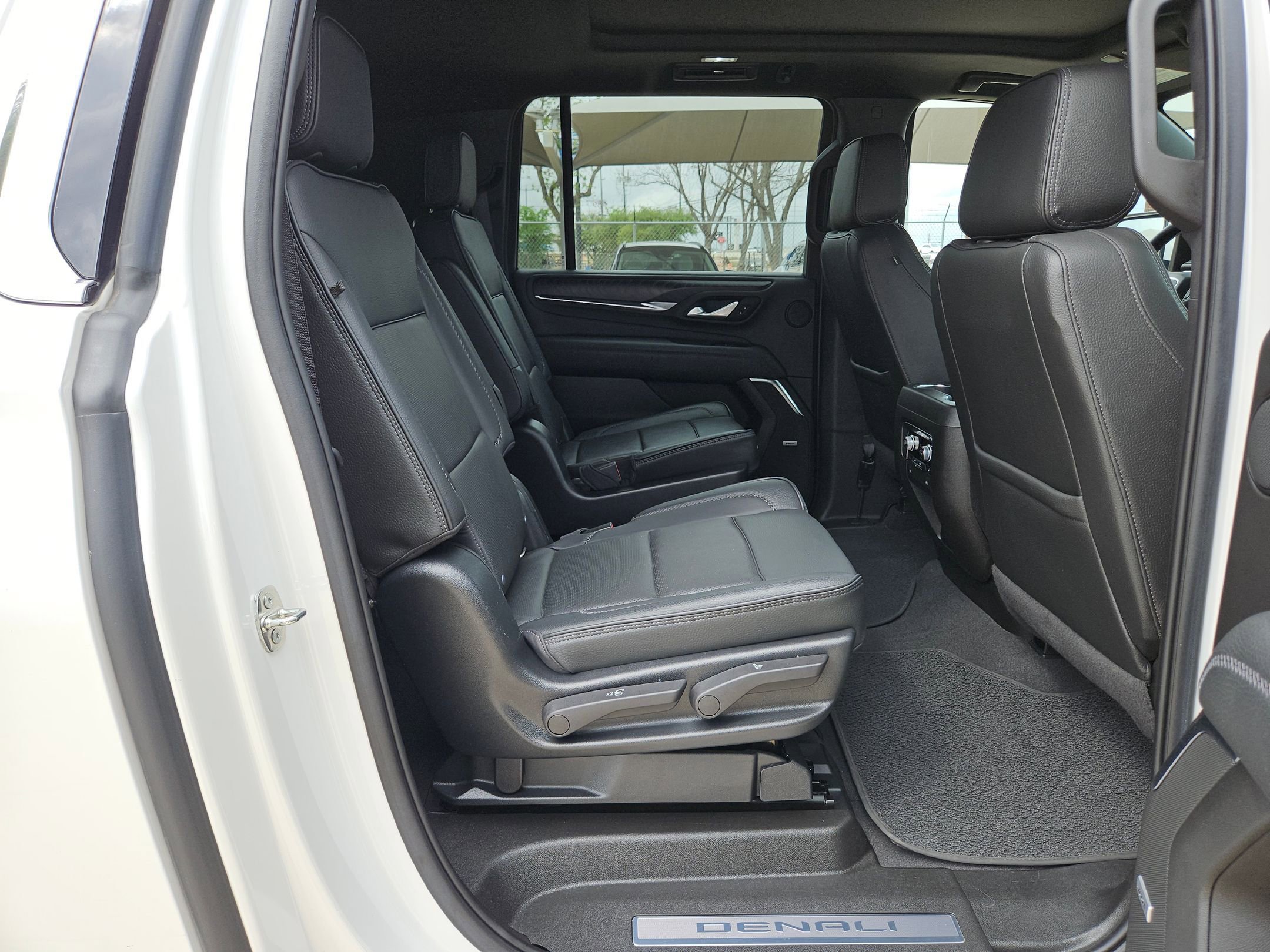 Certified 2022 GMC Yukon XL Denali w/ Denali Premium Package image 25
