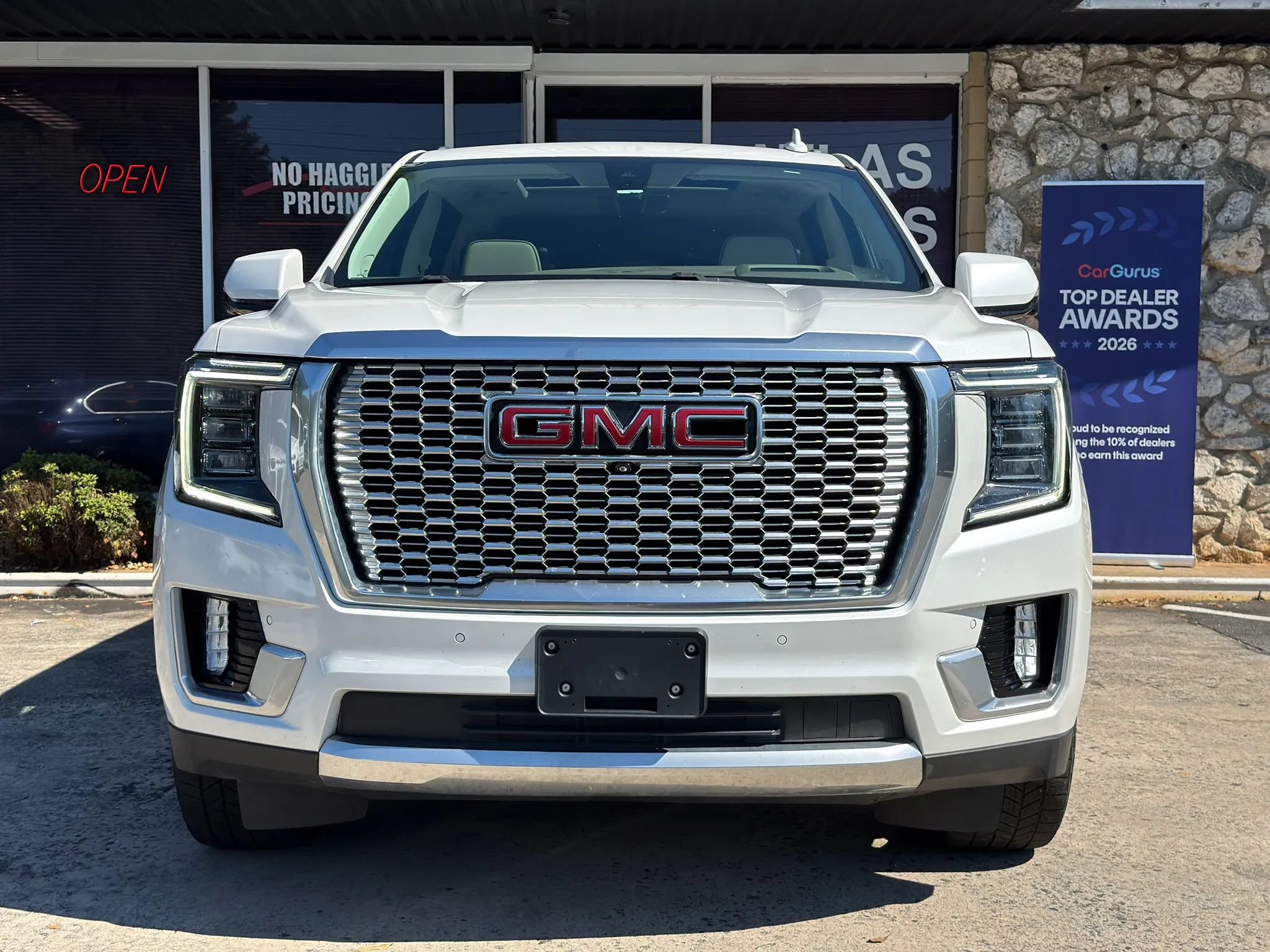 Used 2021 GMC Yukon XL Denali w/ Denali Premium Package RWD image 3