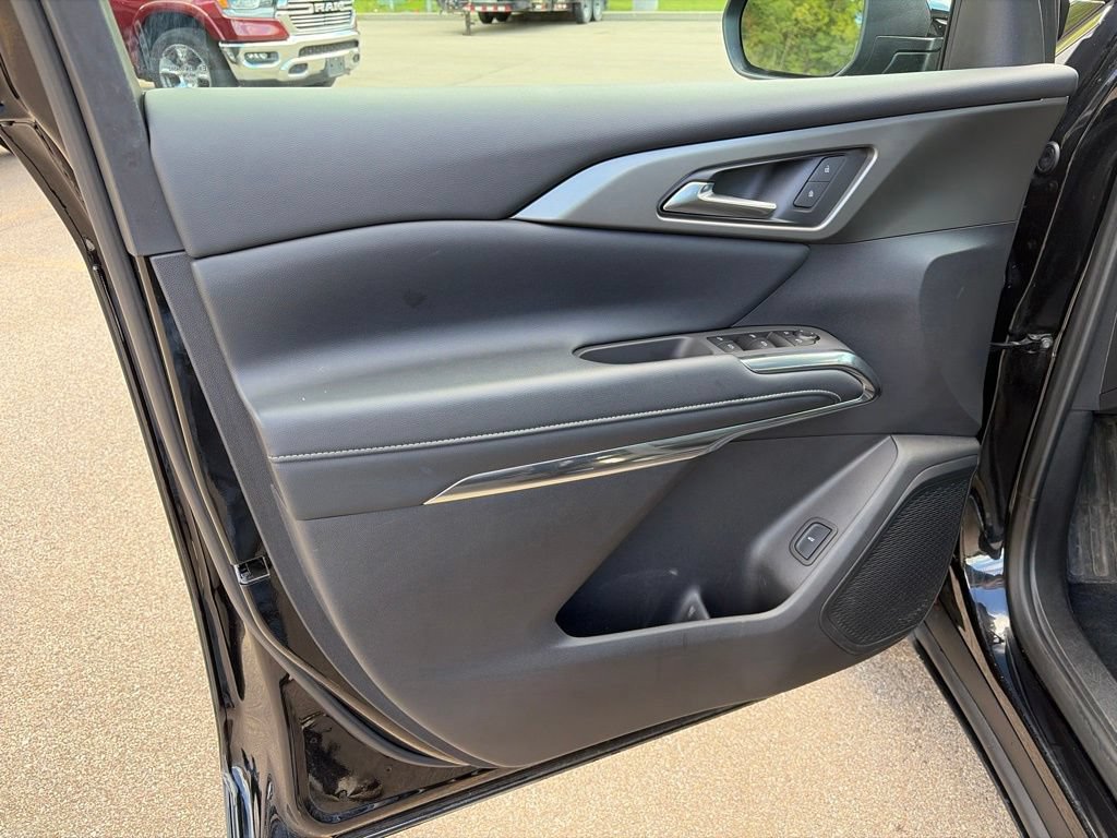 Used 2025 Chevrolet Traverse LT w/ Driver Confidence Package AWD/4WD image 23