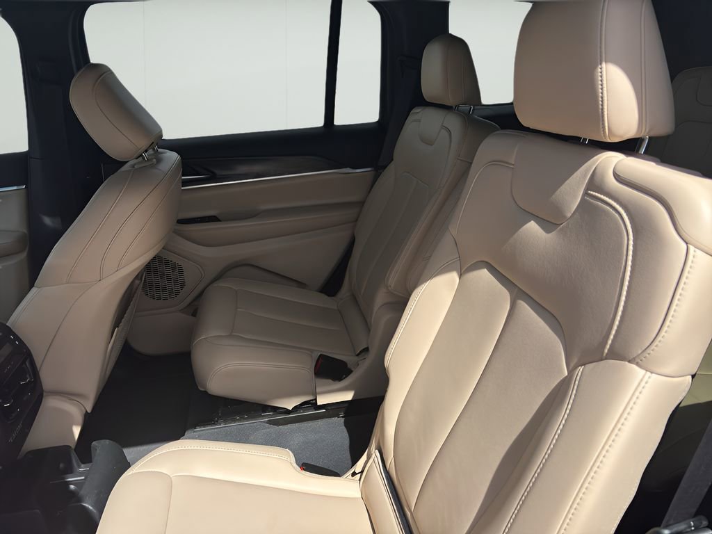 Used 2024 Jeep Grand Cherokee L Limited w/ Black Appearance Package image 29