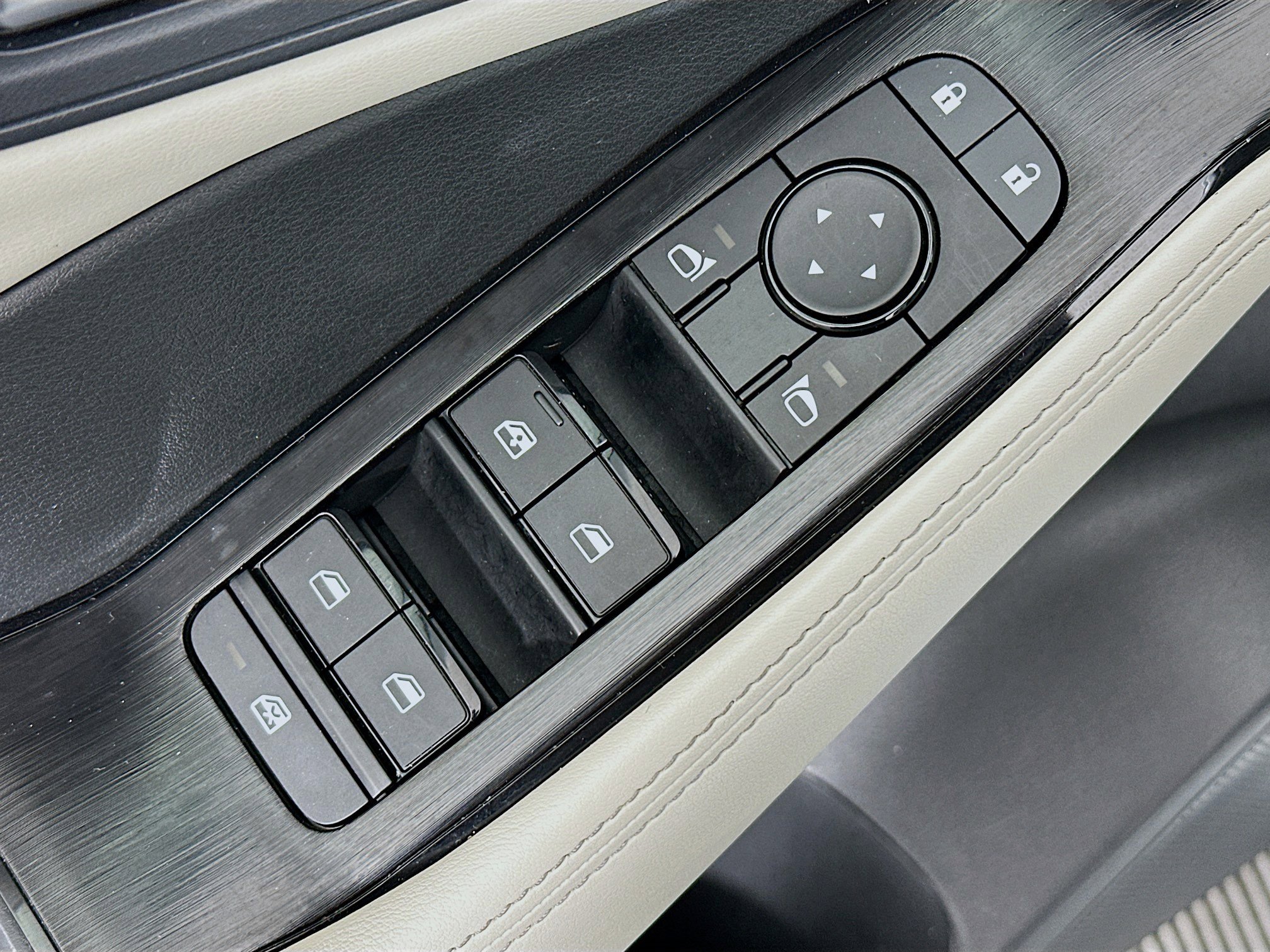 Used 2025 Nissan Rogue SV image 15