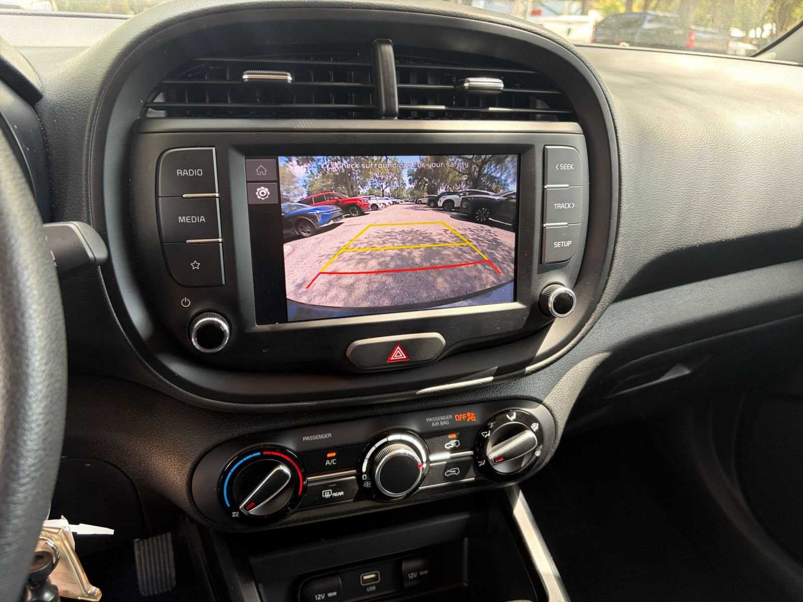 Used 2025 Kia Soul LX w/ LX Technology Package FWD image 16