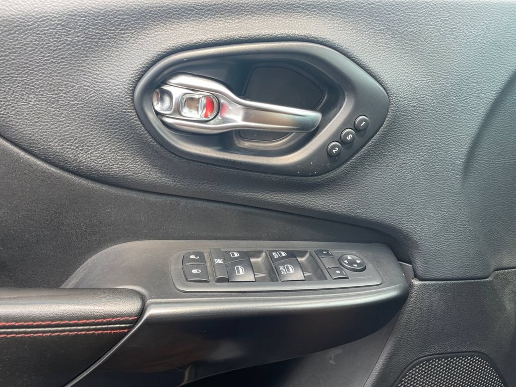 Used 2019 Jeep Cherokee Trailhawk AWD/4WD image 19