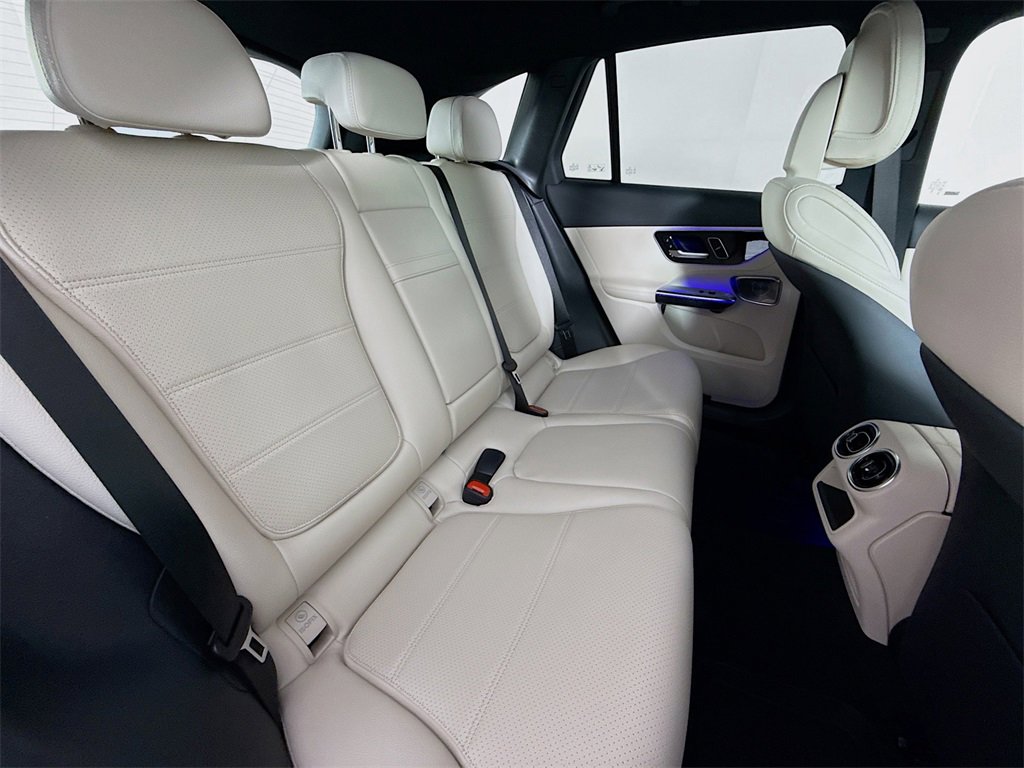 Used 2025 Mercedes-Benz GLC 300 4MATIC image 29