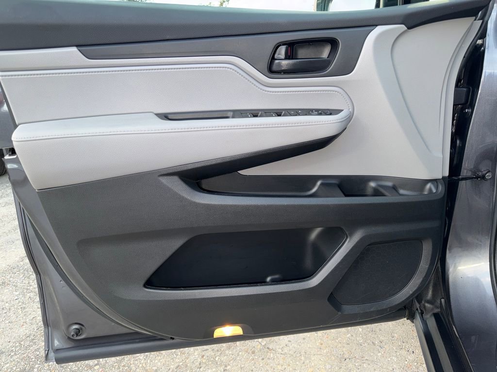 Used 2023 Honda Odyssey EX image 12