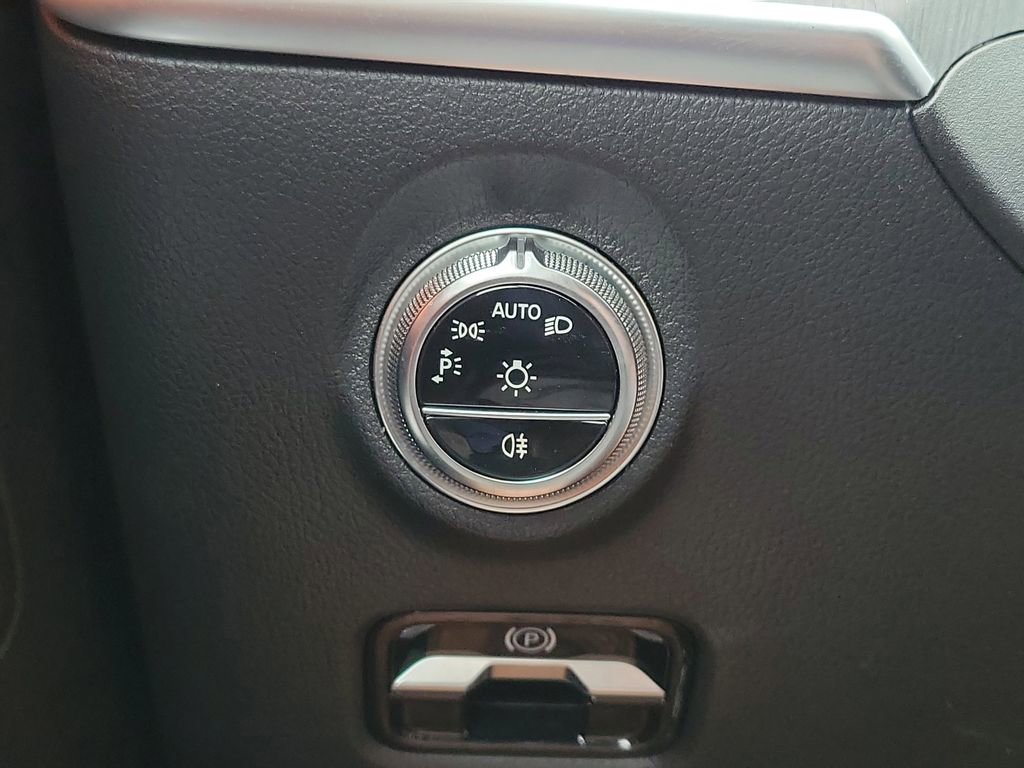 Used 2025 Mercedes-Benz C 300 4MATIC Sedan image 29