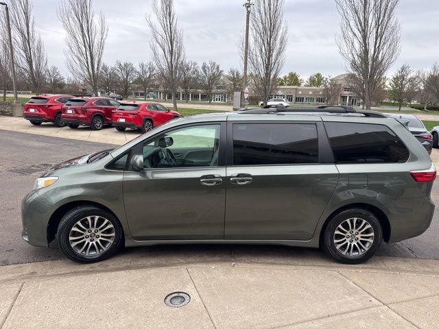 Used 2018 Toyota Sienna XLE w/ XLE Navigation Package image 6