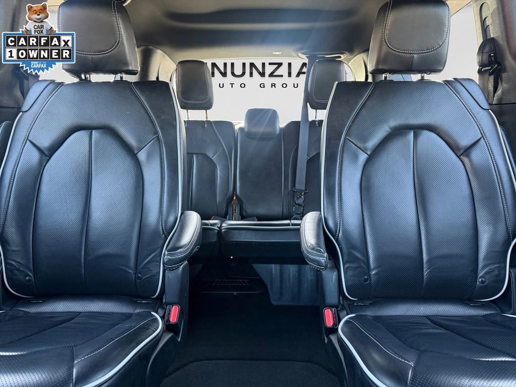 Used 2025 Chrysler Pacifica Limited image 16