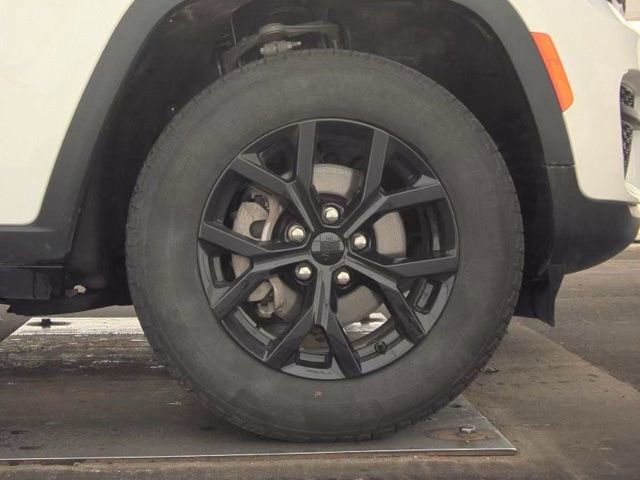 Used 2025 Jeep Grand Cherokee Altitude image 21