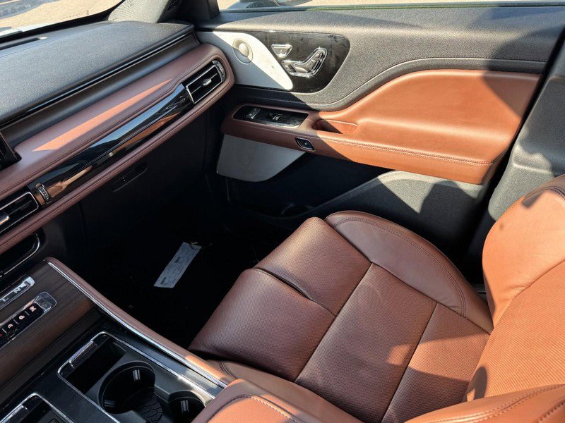 Certified 2025 Lincoln Aviator Reserve w/ Equipment Group 201A image 11