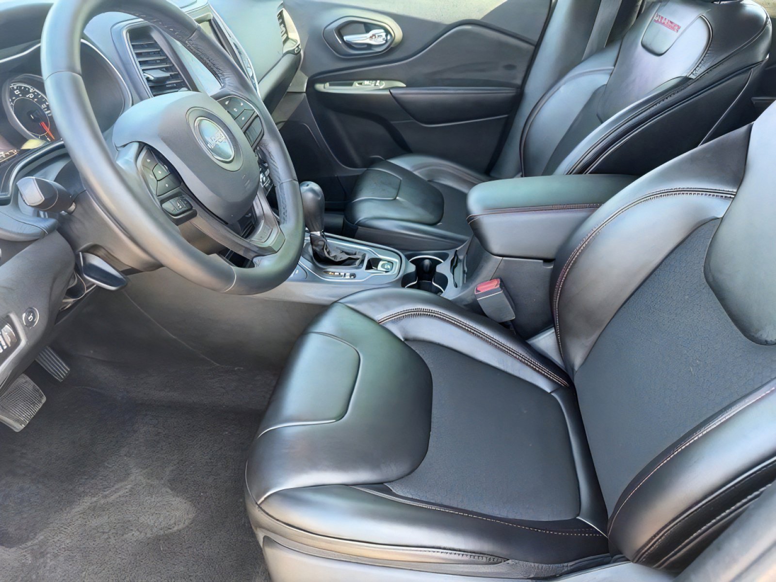 Used 2019 Jeep Cherokee Trailhawk w/ Comfort/Convenience Group image 15