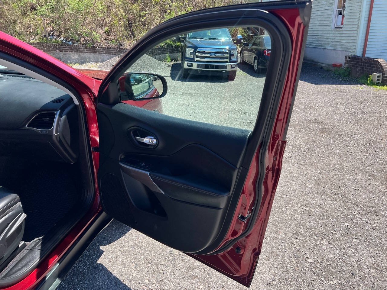 Used 2019 Jeep Cherokee Latitude Plus w/ Cold Weather Group AWD/4WD image 14