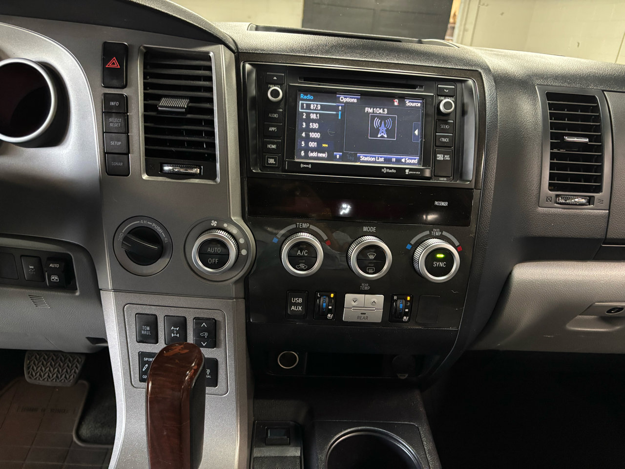 Used 2016 Toyota Sequoia Platinum image 28
