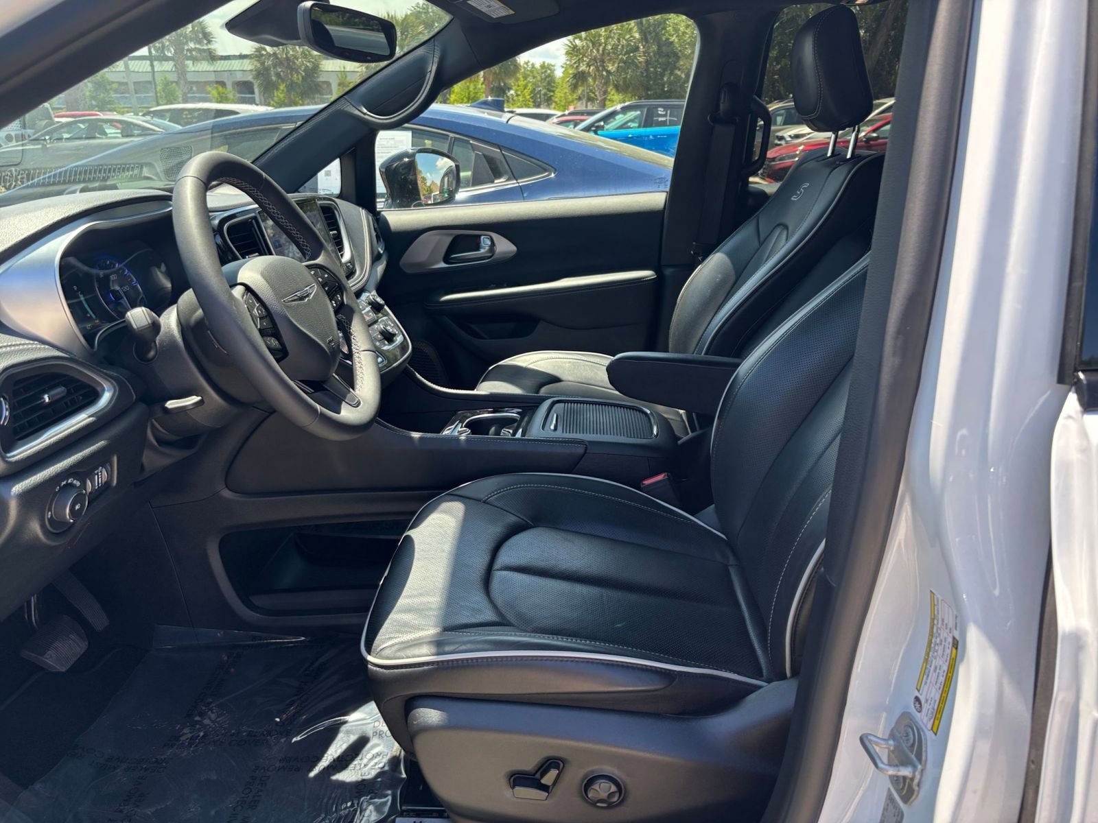 Used 2025 Chrysler Pacifica Limited FWD image 30