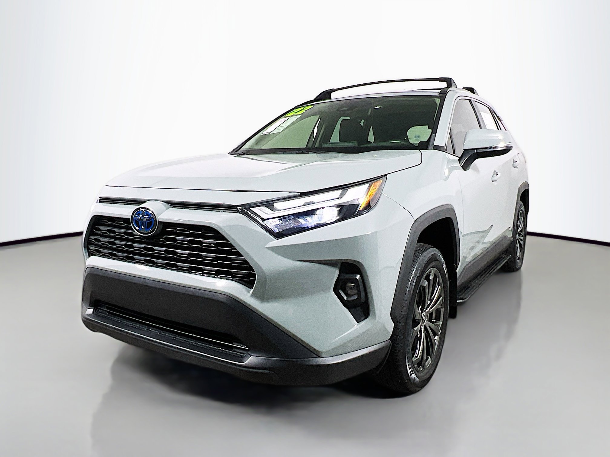Used 2022 Toyota RAV4 XLE Premium image 10