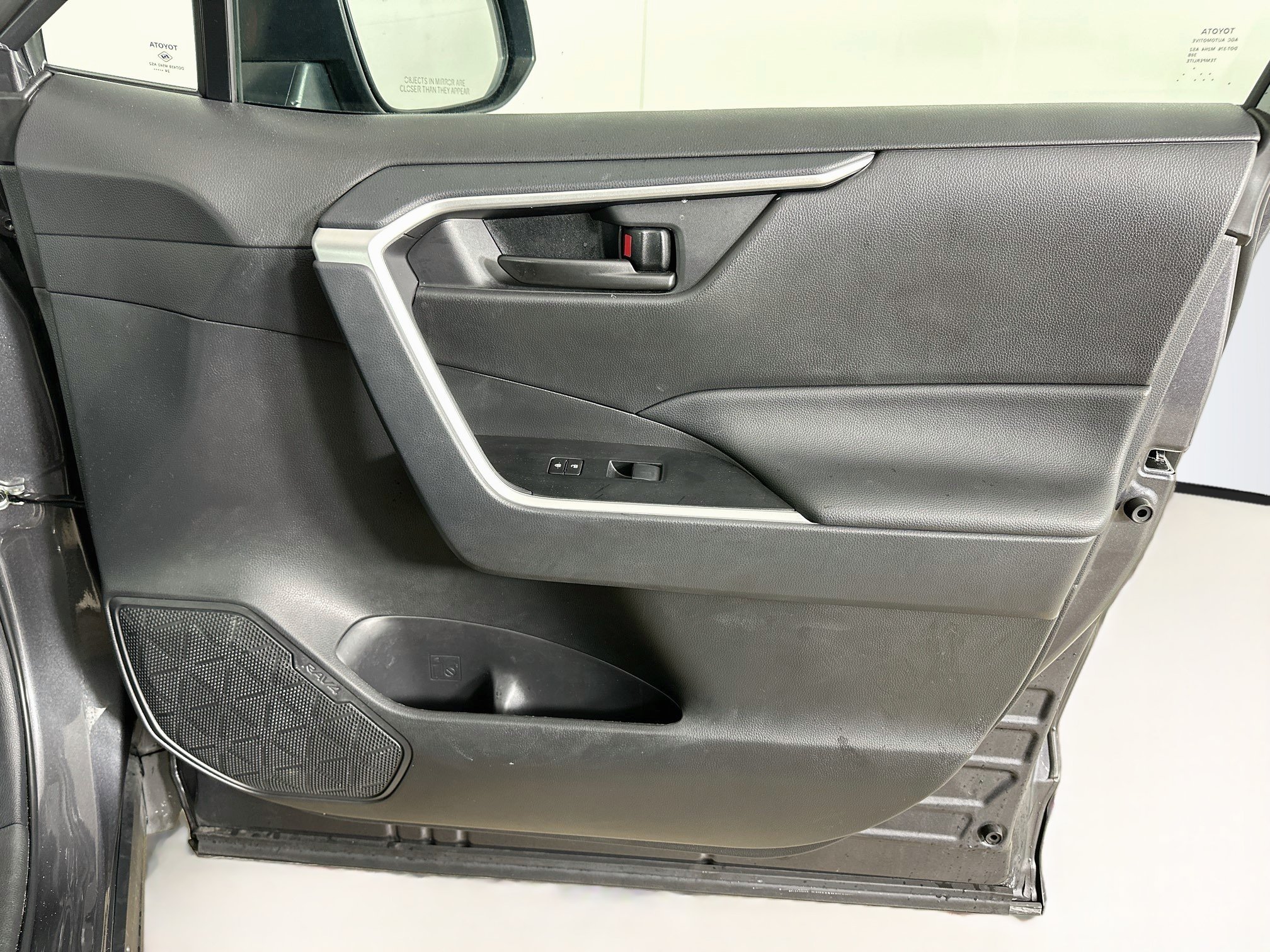 Used 2025 Toyota RAV4 LE FWD image 31