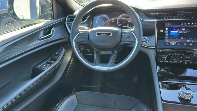 Used 2025 Jeep Grand Cherokee Altitude image 23