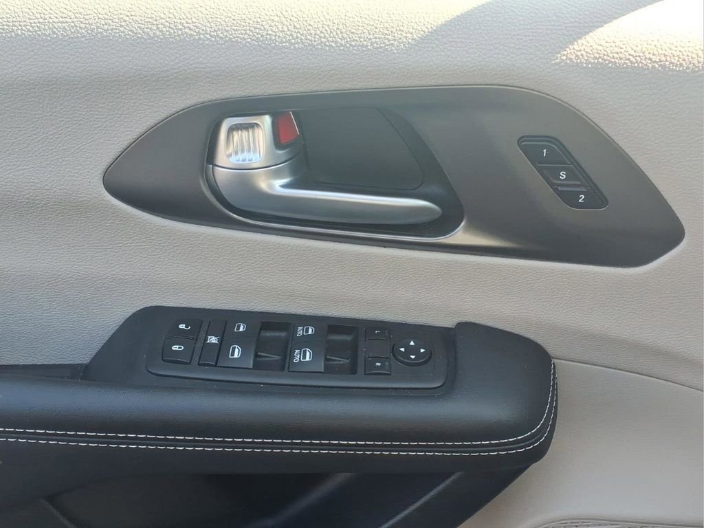 Used 2024 Chrysler Pacifica Touring-L FWD image 21