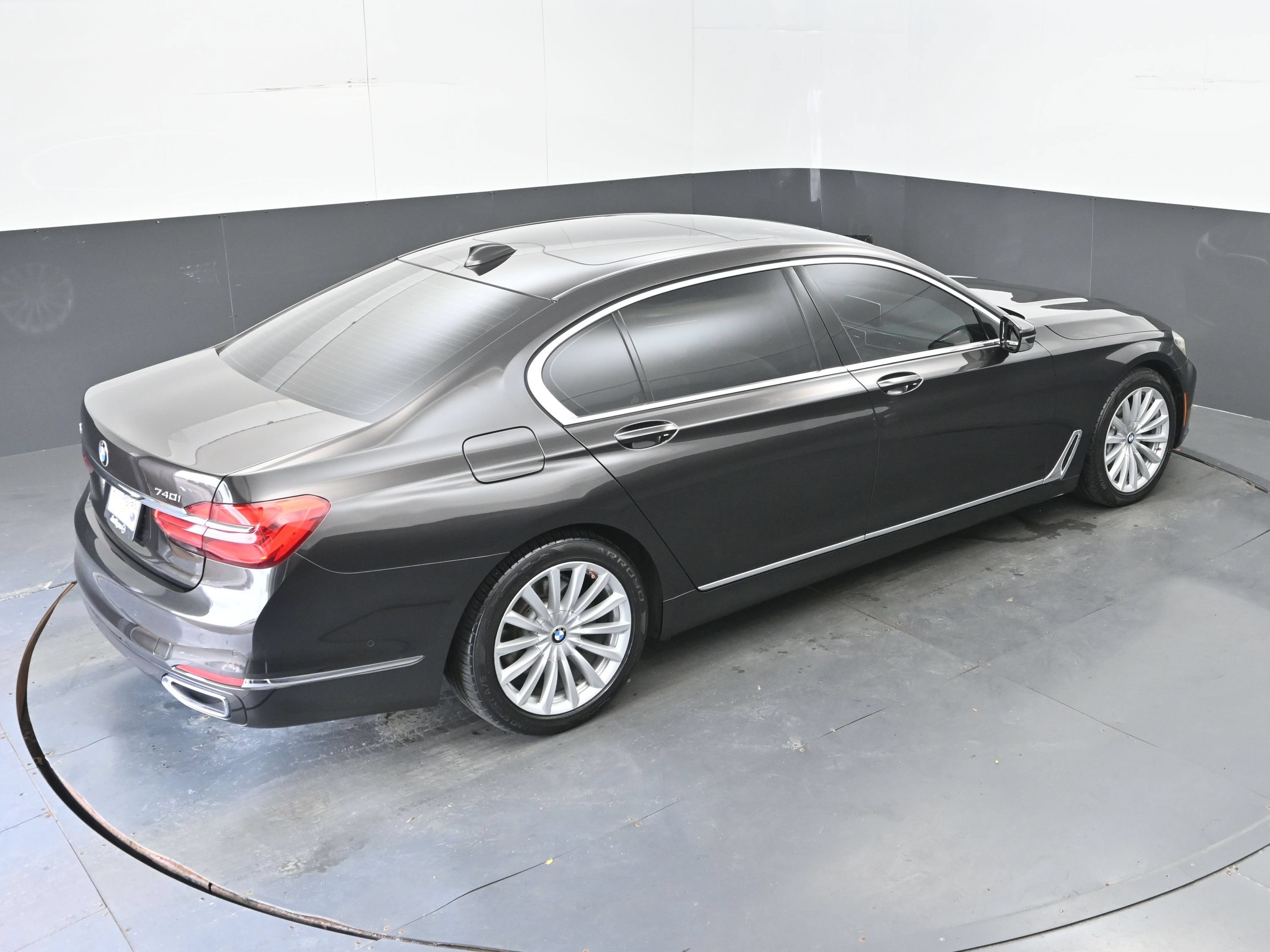Used 2017 BMW 740i xDrive AWD/4WD image 37