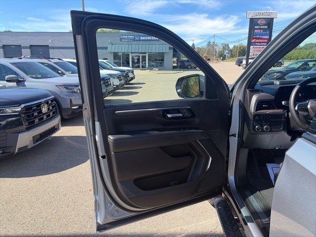 Used 2025 Chevrolet Suburban Z71 AWD/4WD image 10