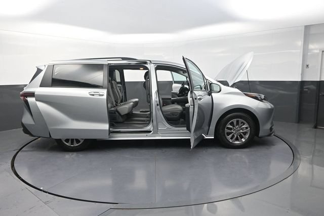 Used 2025 Toyota Sienna XLE FWD image 45