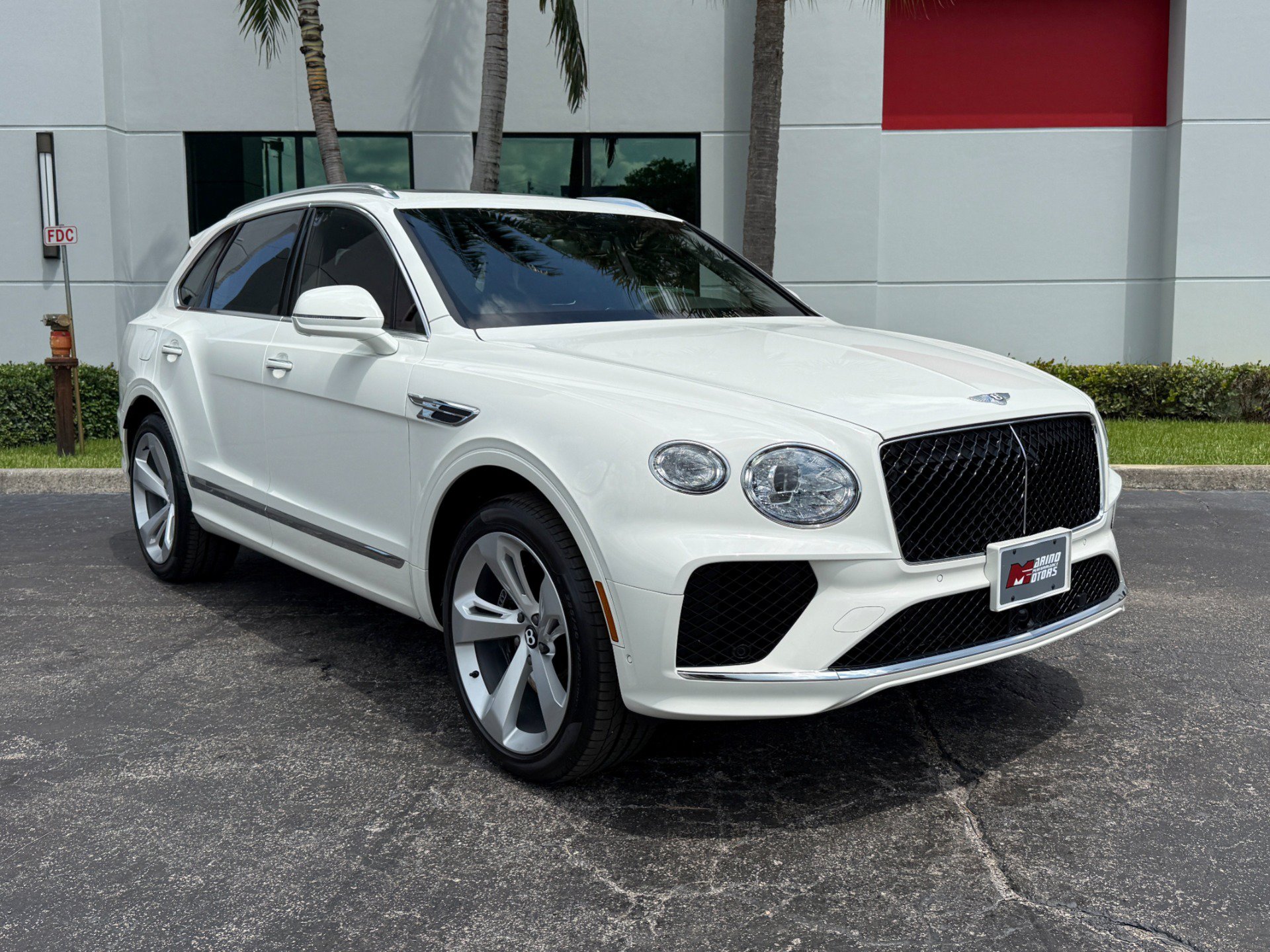 Used 2024 Bentley Bentayga AWD/4WD image 2