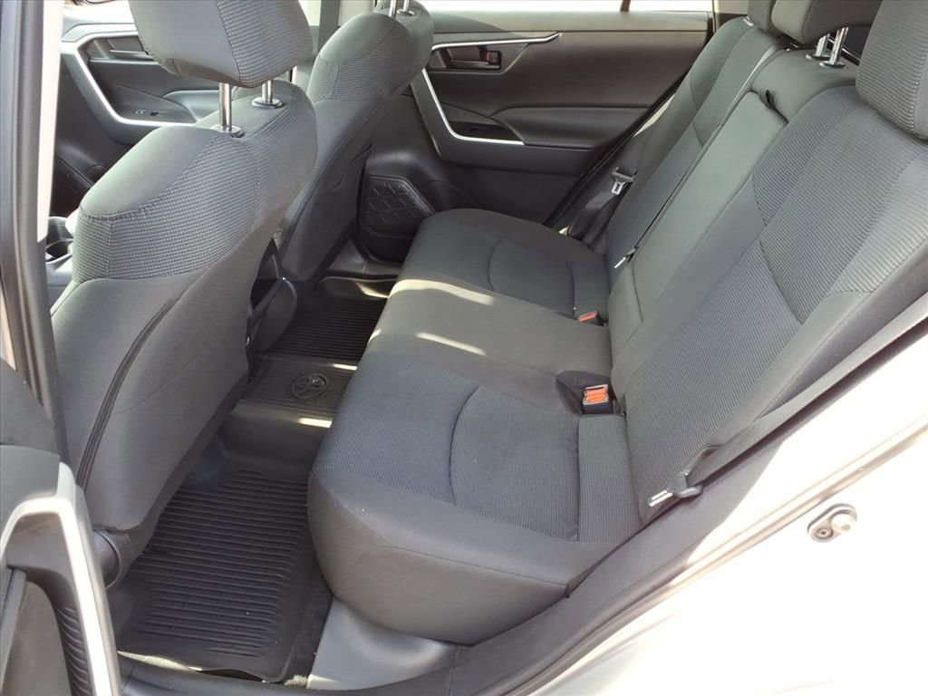 Used 2021 Toyota RAV4 LE FWD image 10