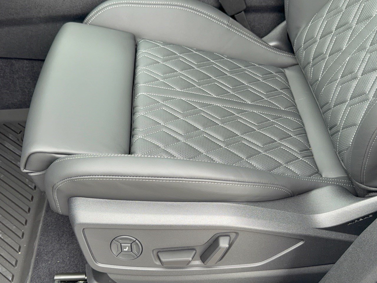 New 2026 Audi SQ5 Prestige AWD/4WD image 16
