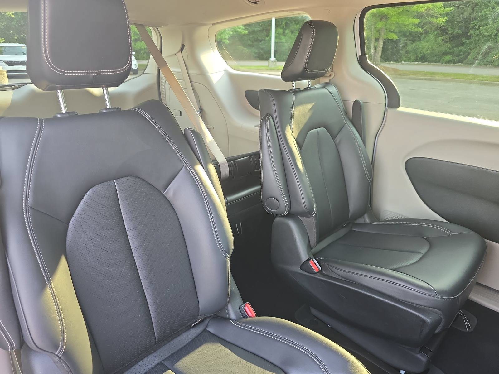 Used 2024 Chrysler Pacifica Limited FWD image 11