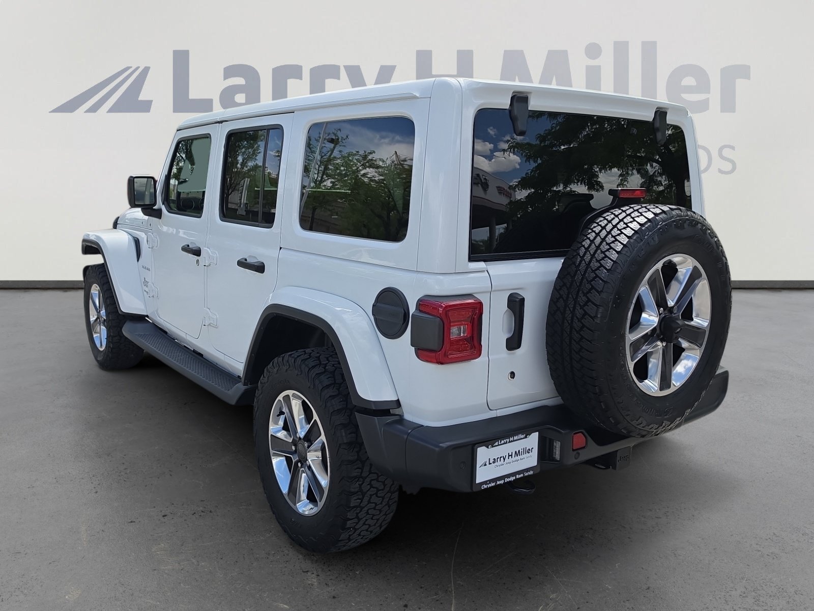 Used 2019 Jeep Wrangler Unlimited Sahara AWD/4WD image 3
