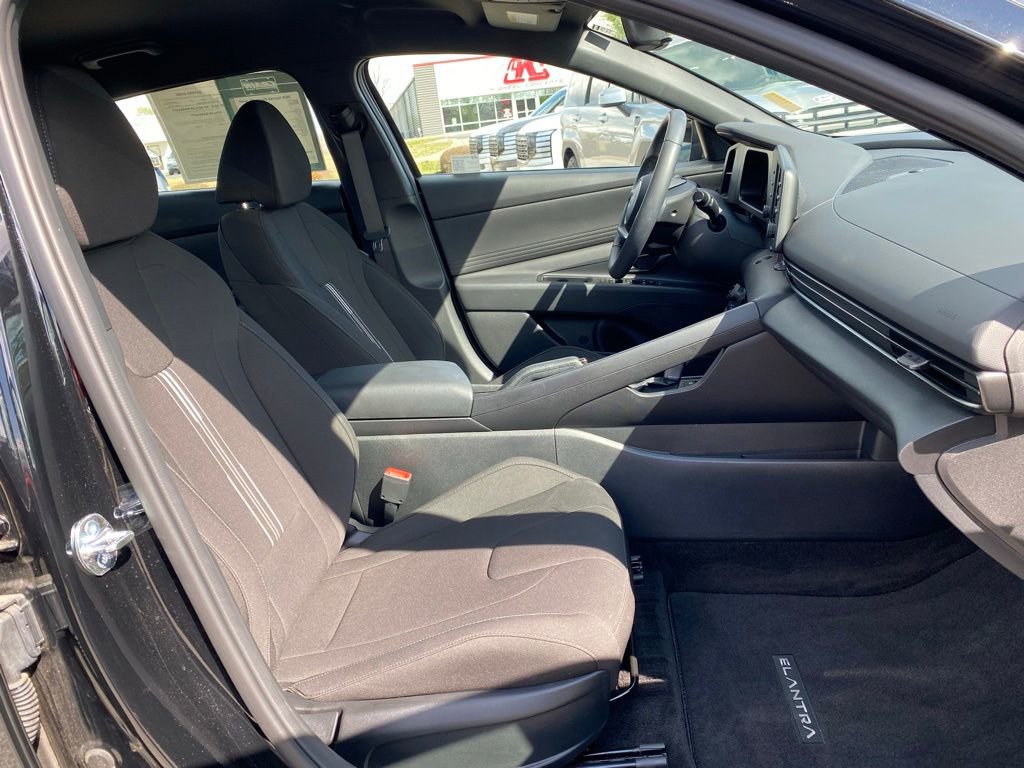 Used 2025 Hyundai Elantra Sport image 35