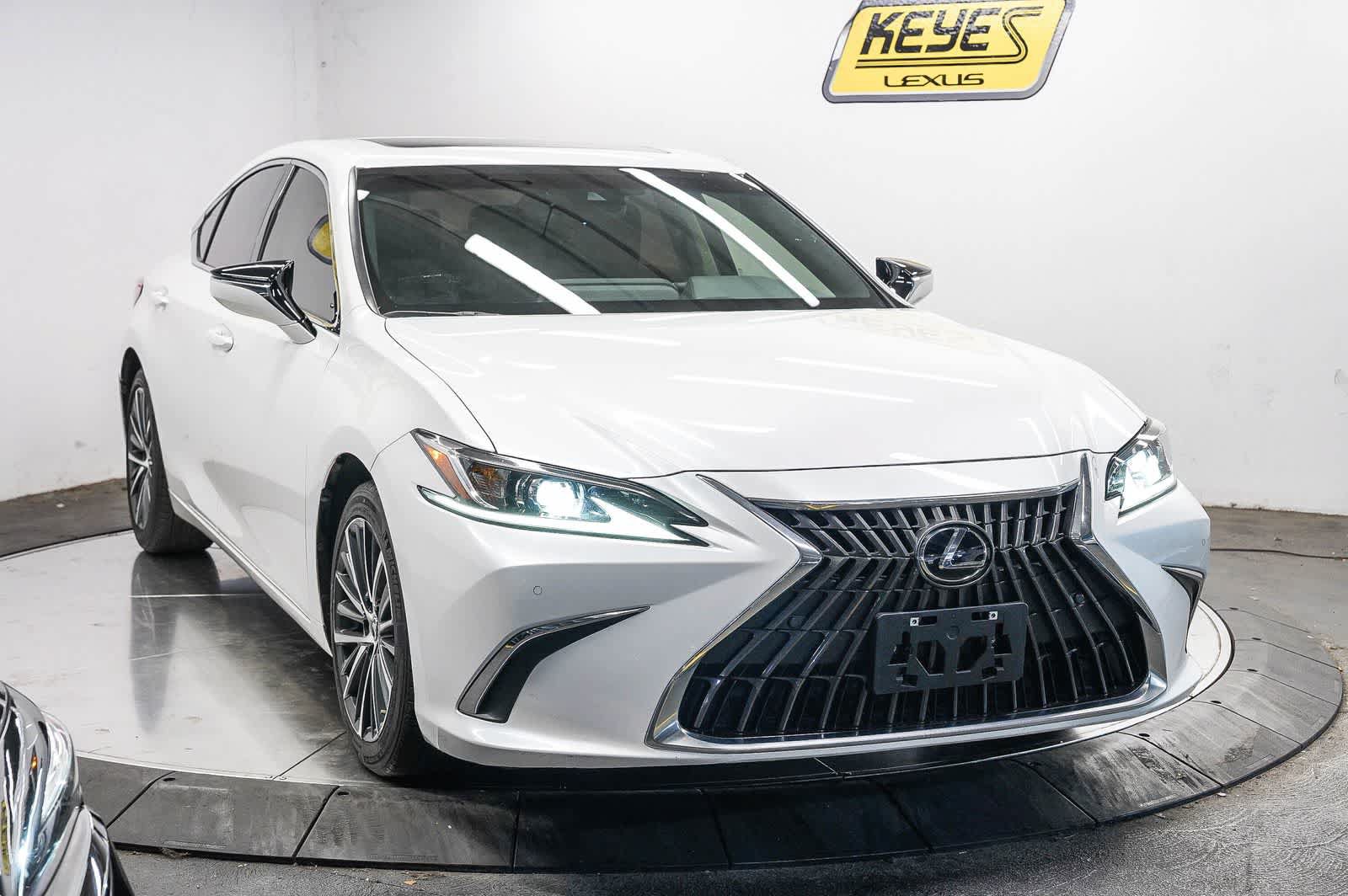 Used 2025 Lexus ES 300h w/ Premium Package FWD image 2