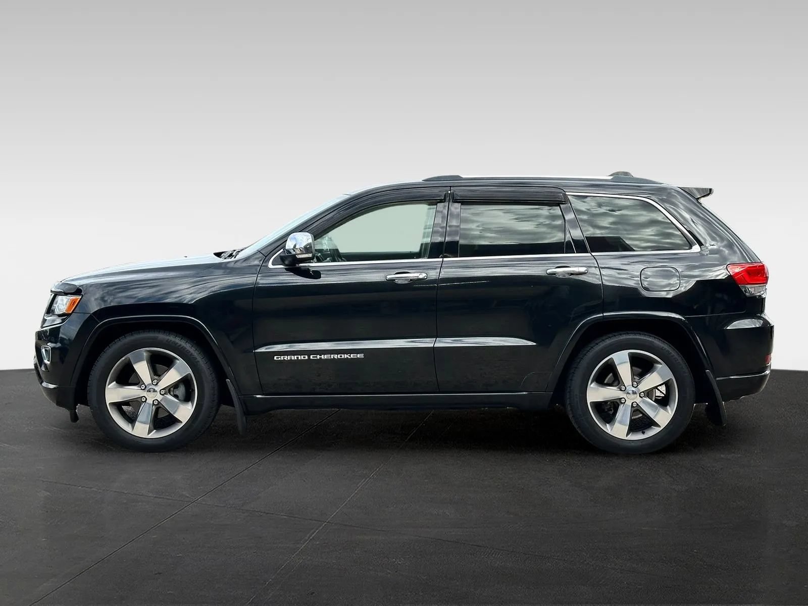 Used 2015 Jeep Grand Cherokee Overland AWD/4WD image 4