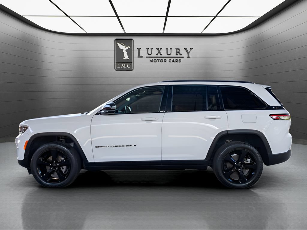 Used 2024 Jeep Grand Cherokee Altitude AWD/4WD image 5