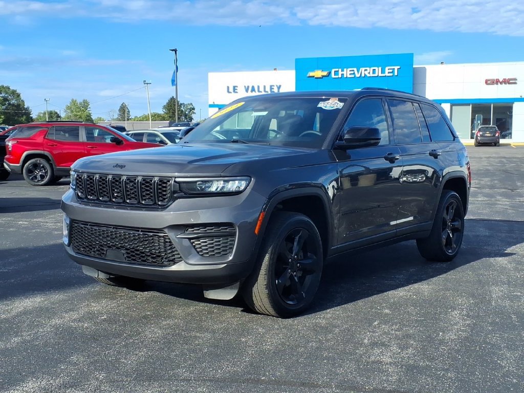 Used 2024 Jeep Grand Cherokee Altitude AWD/4WD image 3