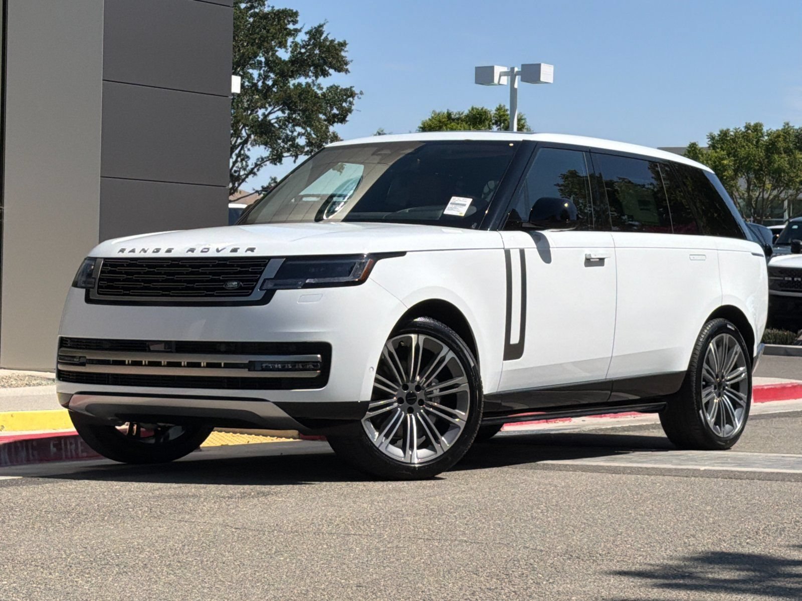 New 2026 Land Rover Range Rover Long Wheelbase SE AWD/4WD image 2