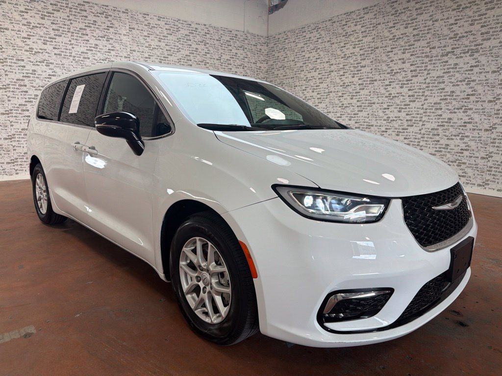 Used 2026 Chrysler Pacifica Select